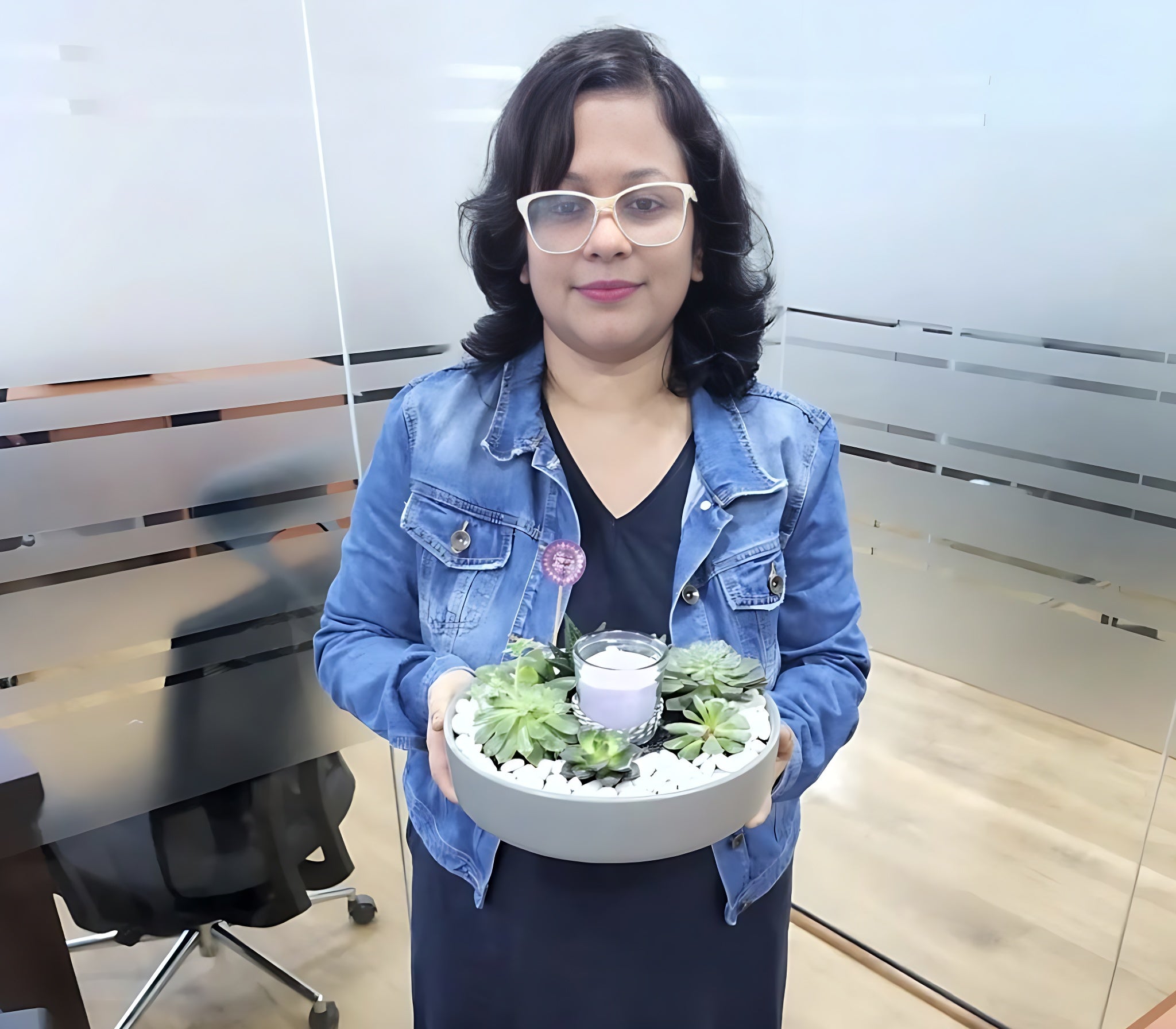 meenakshi from meenac garden selling terrariums to offices in dubai